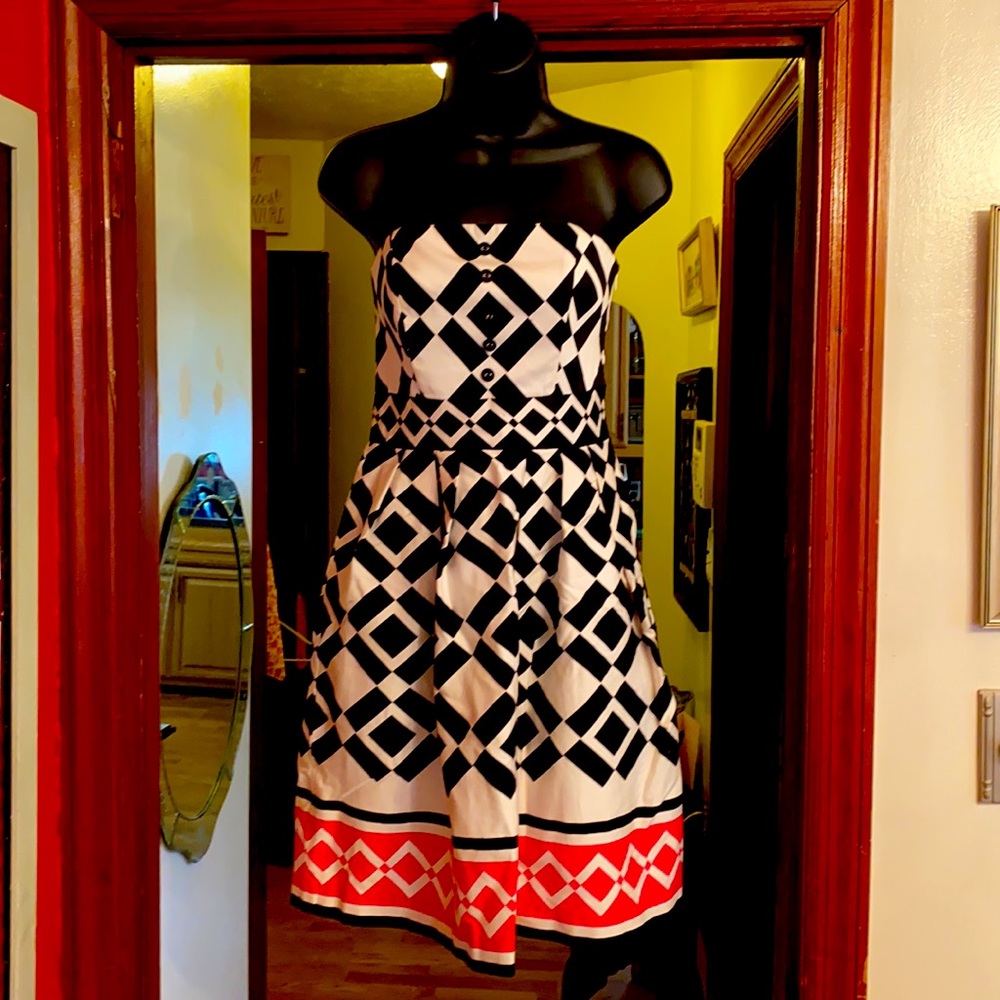 Beautiful strapless dress , just above the knee.
